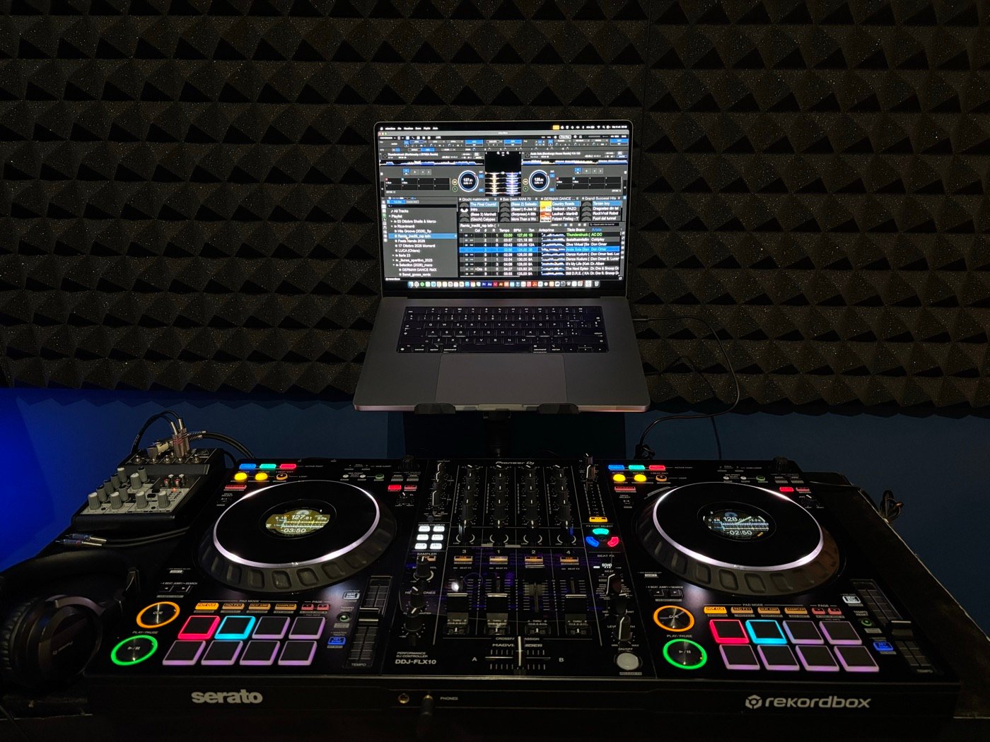 Console da DJ professionale con controller Pioneer DJ e laptop, la postazione di MACO DJ per matrimoni ed eventi a Bergamo